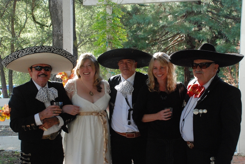 2009_10_24 Amy & Ray's Wedding_22 - Amy & Mariachis.JPG