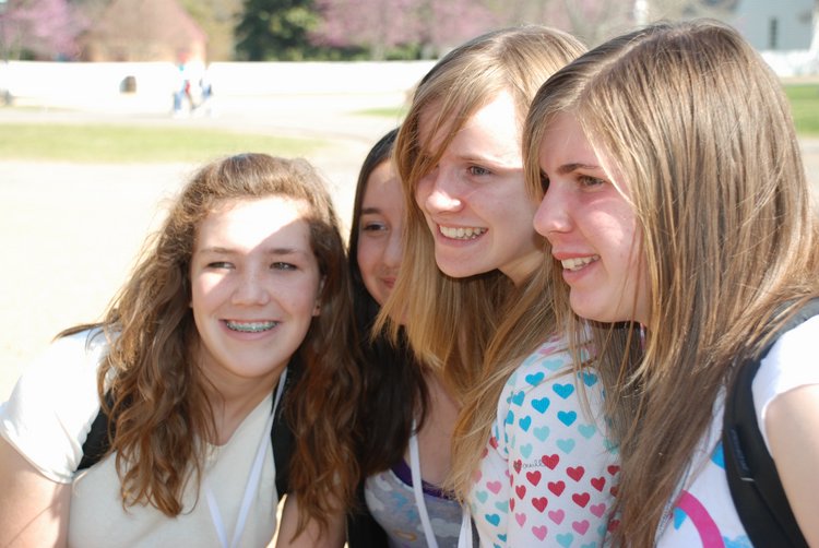 349 Williamsburg - Governor's Palace - Tory, Ariel, Jessica, Kim.jpg