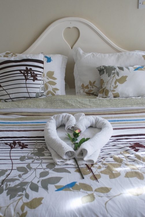06A06ec Retreat Guest House, Bed.jpg