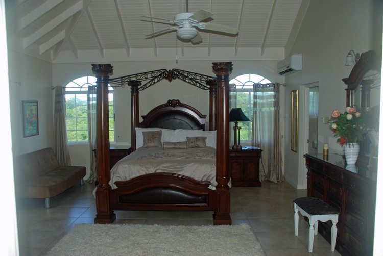 05B15e Fourposter Bedroom.jpg