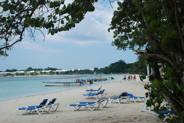 32D83 Beach.JPG